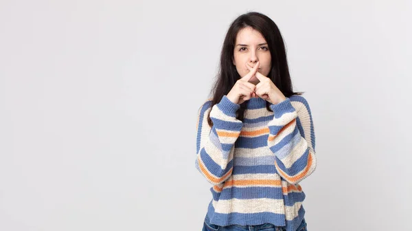 Bonita Mulher Olhando Sério Descontente Com Ambos Dedos Cruzados Frente — Fotografia de Stock