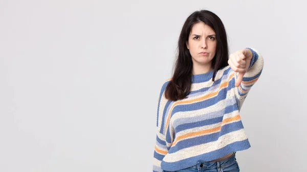 Mooie Vrouw Gevoel Kruis Boos Geïrriteerd Teleurgesteld Ontstemd Met Duimen — Stockfoto