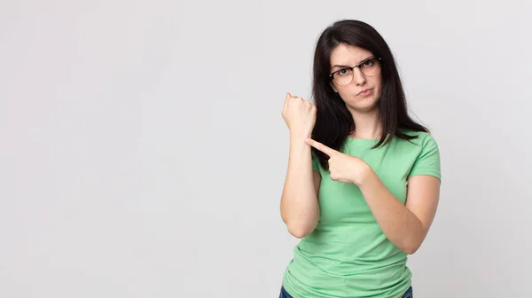 Hübsche Frau Sieht Ungeduldig Und Wütend Aus Zeigt Auf Die — Stockfoto