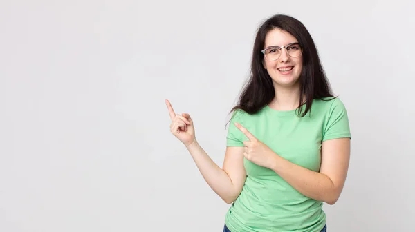 Bonita Mujer Sonriendo Felizmente Apuntando Hacia Lado Hacia Arriba Con — Foto de Stock