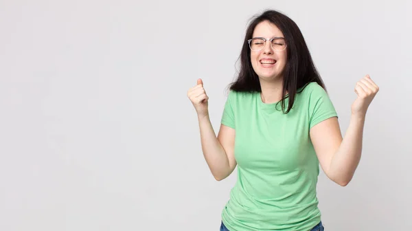 Mooie Vrouw Kijken Zeer Gelukkig Verrast Vieren Succes Schreeuwen Springen — Stockfoto