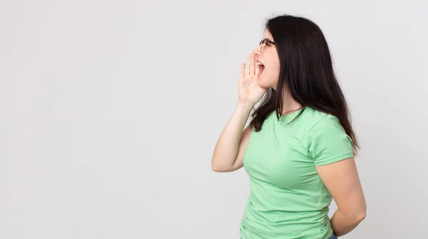 Mujer Bonita Vista Perfil Mirando Feliz Emocionado Gritando Llamando Para — Foto de Stock