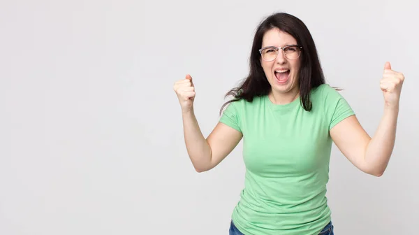 Mooie Vrouw Voelt Zich Gelukkig Verrast Trots Schreeuwen Vieren Succes — Stockfoto