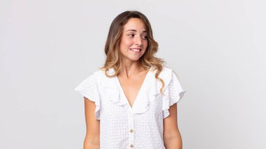 Oldukça zayıf bir kadın endişeli, stresli, endişeli ve korkmuş, panikleyen ve dişlerini sıkan.