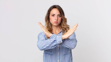 Oldukça sıska bir kadın senin bu tavırlarından rahatsız ve bıkkın görünüyor. Yeter! Eller önde çapraz, durmanı söylüyor.