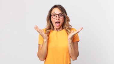 Mutlu ve heyecanlı görünen zayıf bir kadın. Beklenmedik bir sürprizle şoke olmuş. İki eli de açık.