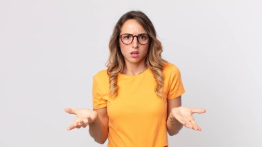 Oldukça zayıf bir kadın bilgisiz ve kafası karışık, hangi seçeneği seçeceğinden emin değil, merak ediyor.