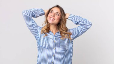 Gülümseyen, gevşemiş, tatmin olmuş, kaygısız, neşeli ve rahatlatıcı bir kadın.