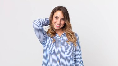 Oldukça zayıf bir kadın neşeli ve kendinden emin bir şekilde gülüyor. Sıradan, mutlu, samimi bir gülümsemeyle.