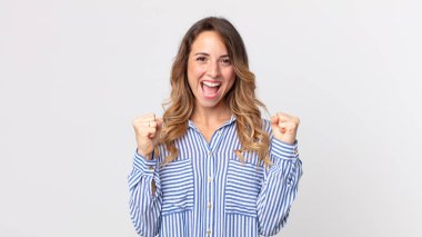 Oldukça zayıf bir kadın mutlu, şaşırmış ve gururlu, bağırıyor ve başarıyı büyük bir gülümsemeyle kutluyor.