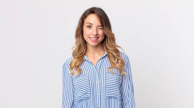 Oldukça zayıf bir kadın mutlu ve arkadaş canlısı görünüyor, gülümsüyor ve olumlu bir tavırla sana göz kırpıyor.