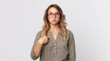 Kafası karışmış, kafası karışmış ve kendine güveni olmayan oldukça zayıf bir kadın.?