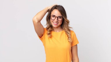 Oldukça zayıf bir kadın neşeli ve tesadüfen gülümsüyor, olumlu, mutlu ve kendinden emin bir bakışla göğüs göğüse tutuşuyor.