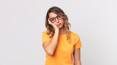 Oldukça zayıf bir kadın sıkılmış, hayal kırıklığına uğramış ve uykulu. Yorucu, sıkıcı ve can sıkıcı bir görevden sonra, el ele tutuşarak.