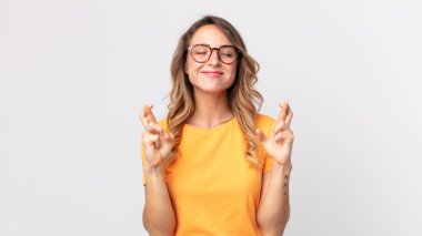 Oldukça zayıf bir kadın gergin ve umutlu, şans diliyor ve dua ediyor.