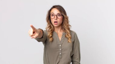 Oldukça zayıf bir kadın şaşkın ve şaşırmış hissediyor, hayranlıkla yukarı bakıyor, şaşırmış, ağzı açık bakıyor.