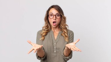 Oldukça zayıf bir kadın şok olmuş ve şaşırmış, endişeli ve paniklemiş, stresli ve korkmuş bir bakışla