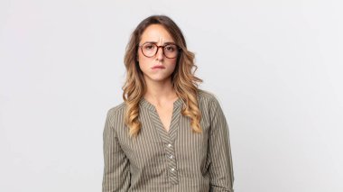 Oldukça zayıf bir kadın bilgisiz, kafası karışık ve hangi seçeneği seçeceğine karar veremiyor, sorunu çözmeye çalışıyor.