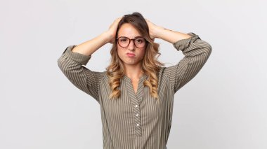 Oldukça zayıf bir kadın hayal kırıklığına uğramış ve sinirlenmiş, başarısızlıktan bıkmış, sıkıcı, sıkıcı işlerden bıkmış