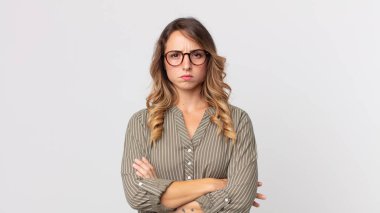 Oldukça zayıf bir kadın hayal kırıklığına uğramış, hayal kırıklığına uğramış, ciddi görünüyor, sinirlenmiş ve kollarını kavuşturmuş.