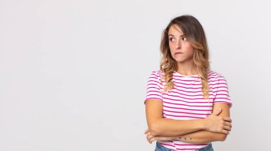 Şüphe eden ya da düşünen, dudağını ısıran, kendine güveni olmayan ve gergin bir kadın.