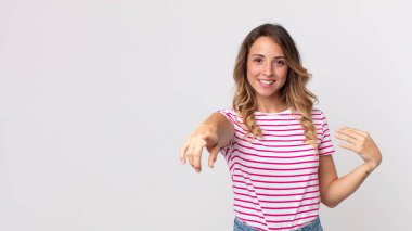 Tatmin olmuş, kendine güvenen, dostça gülümseyen, seni seçen, kameraya bakan zayıf bir kadın.