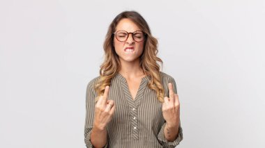 Oldukça zayıf bir kadın. Kışkırtıcı, agresif ve müstehcen. İsyankar bir tavırla orta parmağını hareket ettiriyor.