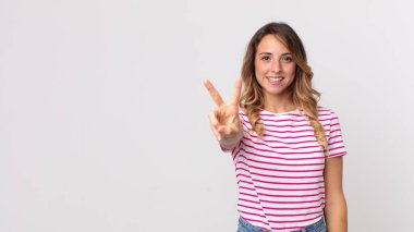 Gülümseyen, mutlu, kaygısız ve pozitif görünen, zaferi veya barışı simgeleyen zayıf bir kadın.