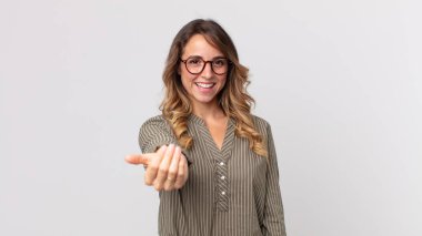 Oldukça zayıf bir kadın kendini mutlu, başarılı ve kendinden emin hissediyor, bir meydan okumayla karşı karşıya ve 