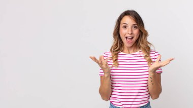 Oldukça zayıf bir kadın mutlu, heyecanlı, şaşırmış ya da şaşırmış, gülümseyen ve hayrete düşmüş.