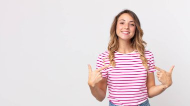 Oldukça zayıf bir kadın gururlu, kibirli, mutlu, şaşırmış ve tatmin olmuş görünüyor, kendini gösteriyor, kazanan gibi hissediyor.