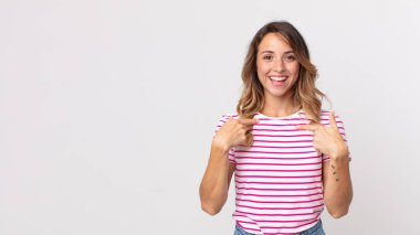 Oldukça zayıf bir kadın mutlu, şaşırmış ve gururlu, heyecanlı ve şaşkın bir bakışla kendini işaret ediyor.