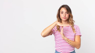 Oldukça zayıf bir kadın ciddi, sert, kızgın ve canı sıkkın görünüyor.