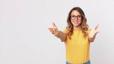 Güzel, zayıf bir kadın, neşeli, samimi, sevgi dolu bir kucaklama veriyor, mutlu ve sevimli hissediyor.