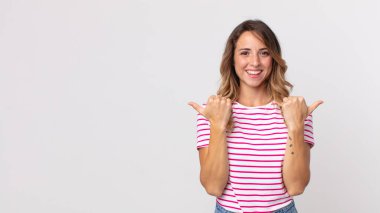 Neşeli ve mutlu gülümseyen, gamsız ve pozitif hisseden güzel, zayıf bir kadın.