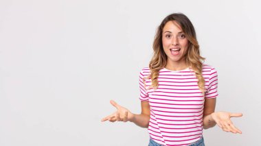 Mutlu, kibirli, gururlu ve kendini beğenmiş, kendini bir numara gibi hisseden zayıf bir kadın.