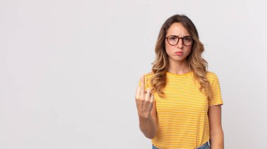 Oldukça zayıf bir kadın kızgın, sinirli, isyankar ve agresif orta parmağını sallayarak karşılık veriyor.