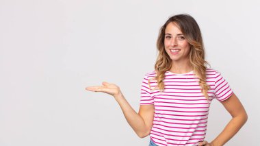 Gülümseyen, kendine güveni olan, başarılı ve mutlu bir kadın, fotokopi alanında fikir veya konsept gösteriyor.