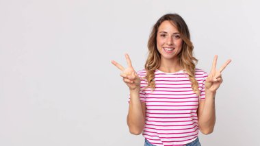 Gülümseyen, gülümseyen, mutlu, dost canlısı ve memnun bir kadın. Zafer ya da barış simgesi.