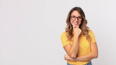 Oldukça zayıf bir kadın gülümsüyor, hayattan zevk alıyor, mutlu, arkadaş canlısı, tatmin olmuş ve tasasız.