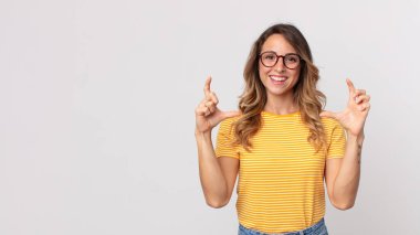 Oldukça ince bir kadın kendi gülüşünü çiziyor, iki eliyle, olumlu ve mutlu görünüyor, sağIık kavramı