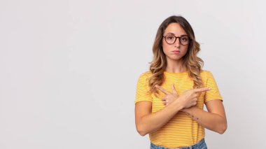 Kafası karışmış, kafası karışmış, güvensiz ve kuşkuları olan oldukça zayıf bir kadın.