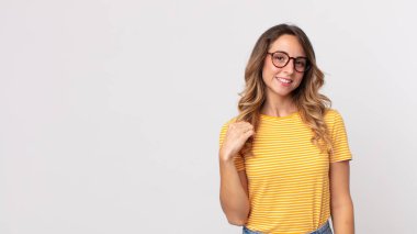 Kibirli, başarılı, pozitif ve gururlu görünen, kendini gösteren zayıf bir kadın.