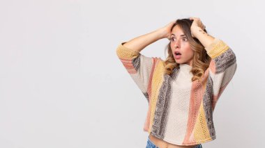 Ağzı açık oldukça zayıf bir kadın korkunç ve şok olmuş görünüyor. Korkunç bir hata yüzünden, el ele tutuşuyor.