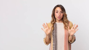 Oldukça zayıf bir kadın gergin, endişeli ve endişeli görünüyor, benim hatam olmadığını yoksa benim yapmadığımı söylüyor. 