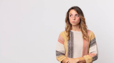 Kafası karışmış, kafası karışmış, bir sorunu çözmeye çalışan ya da düşünen oldukça zayıf bir kadın.