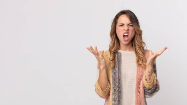 Oldukça zayıf bir kadın öfkeyle bağırıyor, stresli hissediyor ve ellerini havaya kaldırıp neden ben diye bağırıyor.