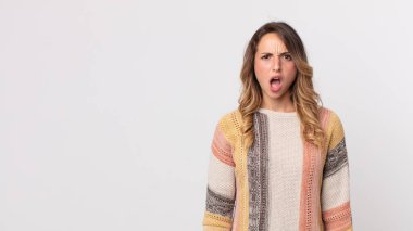 Şok olmuş, kızgın, sinirli ya da hayal kırıklığına uğramış, ağzı açık ve öfkeli bir kadın.