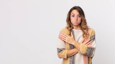 Oldukça zayıf bir kadın kafası karışık ve bilgisiz, şüpheli bir açıklama ya da düşünceyi merak ediyor.