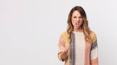 Oldukça zayıf bir kadın kızgın, sinirli ve hayal kırıklığına uğramış görünüyor. Senin neyin var? 